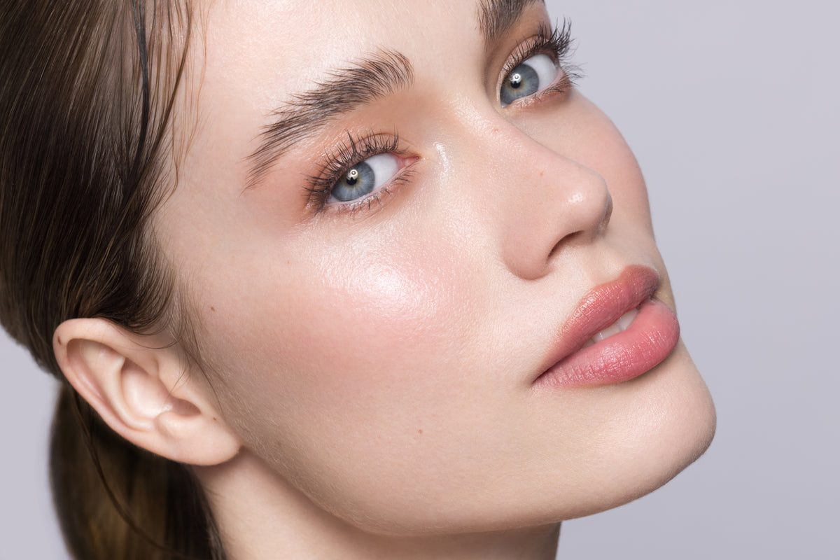 Strahlende und gepflegt wirkende Haut mit verfeinerter Hautstruktur durch moderne Derma-Kosmetik von YAWEND Skintech
