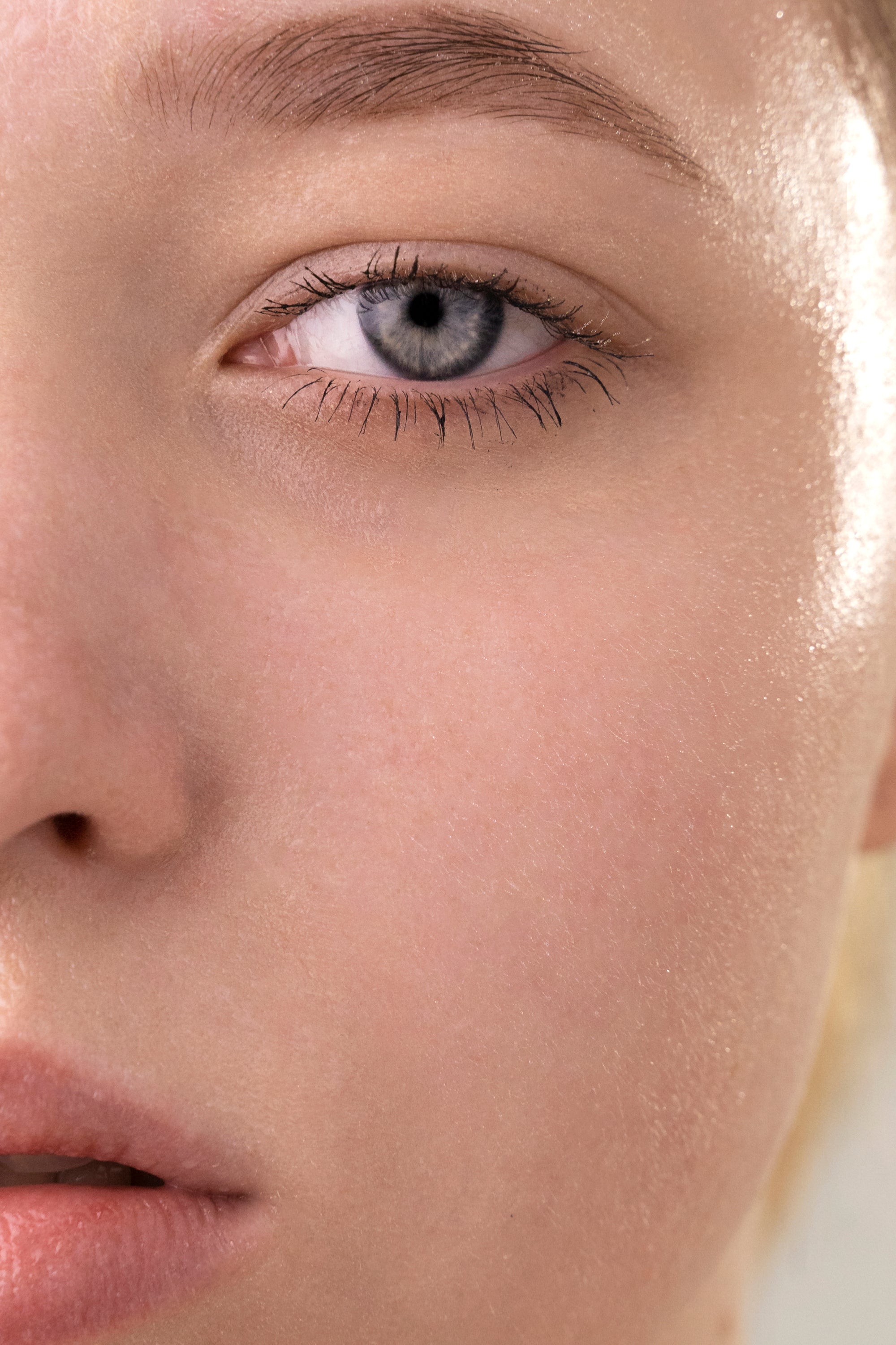 Strahlendes Hautbild und verfeinerte Hautstruktur nach moderner Hautpflege mit ONE TOX® von YAWEND Skintech